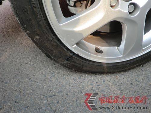 沃尔沃s60行驶中突然爆胎 备胎问题再引争议