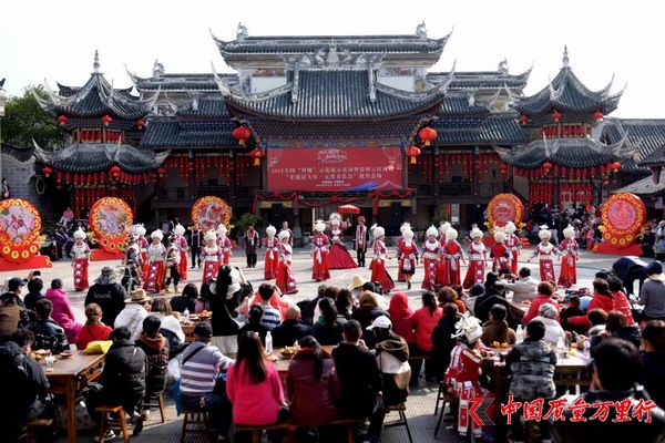 “非遗过大年·元宵喜乐会”在凯里下司古镇演出