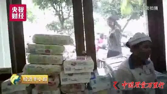 记者仔细地查看,整个药店将近四分之一的营业场所卖的商品,都和药品无关。