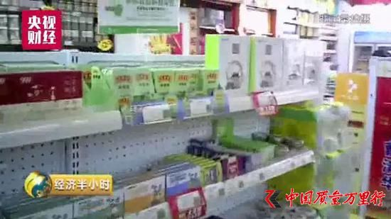 消费者:在这屋里东西啥都可以刷卡。