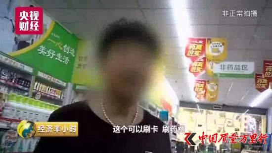 为了让记者看得更清楚,这对夫妻带着我们直接来到了收银台。