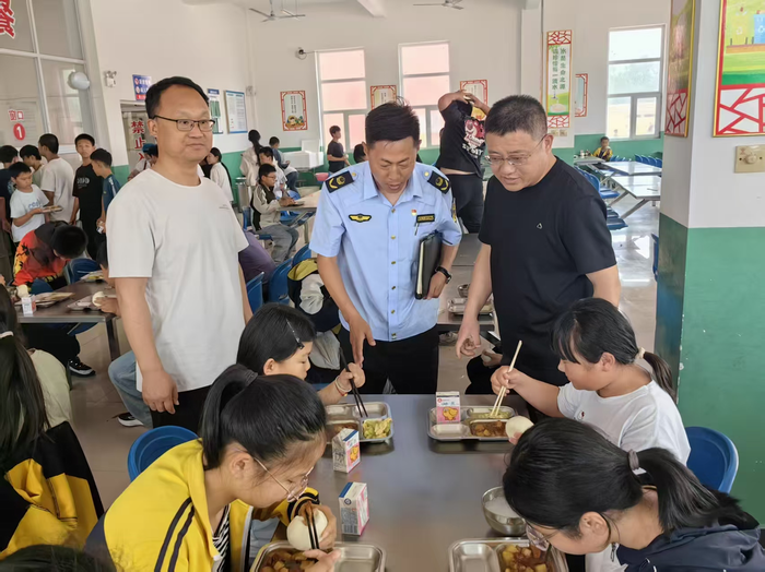 河北省沧州市盐山县市场监管局圣佛分局开展学校陪餐活动