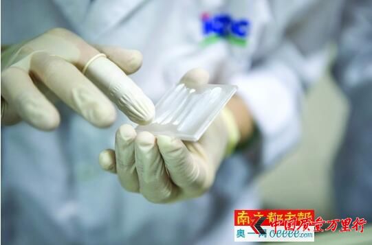 工程师戴上指套后,将p mma板上的防晒霜样品涂抹均匀。