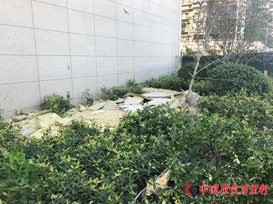 刮落的墙皮凌乱了堆放在楼下,外面已围起绿色围挡。