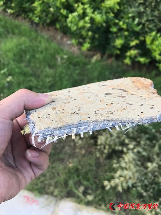 厚约0.5厘米的水泥层,内侧带有两层网状物。