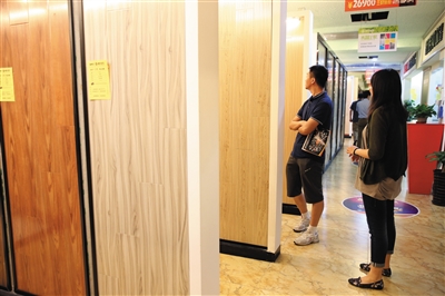 强化地板产品的静曲强度、吸水厚度膨胀率、表面胶合强度、表面耐磨、甲醛释放量、表面耐污染腐蚀等项目都会影响到地板的使用。