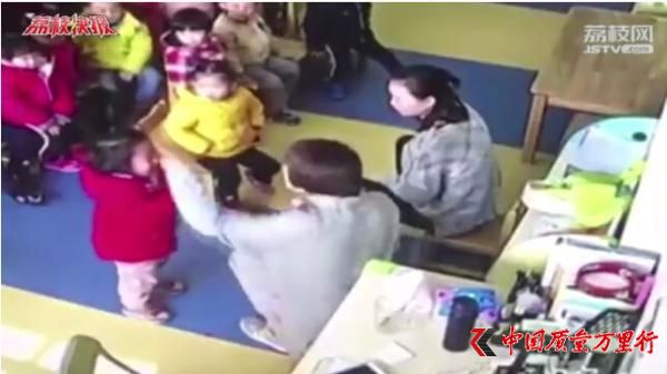江苏镇江一幼儿园教师多次推搡拍打幼儿 警方已介入