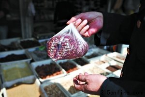 北京惊现染色花椒 泡水后将清水染红(图)