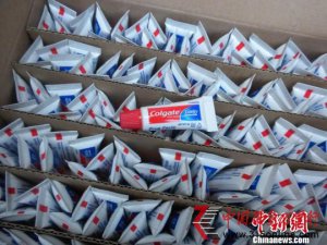 广东摧毁假冒“高露洁”等日用品窝点
