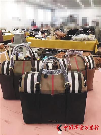 广东某服装厂,一车间正在生产高仿皮具。