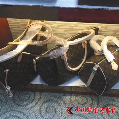 在位于广州白云皮具城附近的一栋6层破旧小楼中,老田的“线下店”展示高仿包。